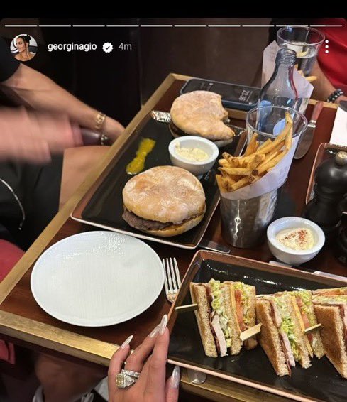 AbsoluteCris_'s tweet photo. 🚨クリスティアーノ・ロナウドが、キャリア通算900得点到達を祝してハンバーガーとフライドポテトを食べました🍟🍔 https://t.co/fD3Hgqz4kd