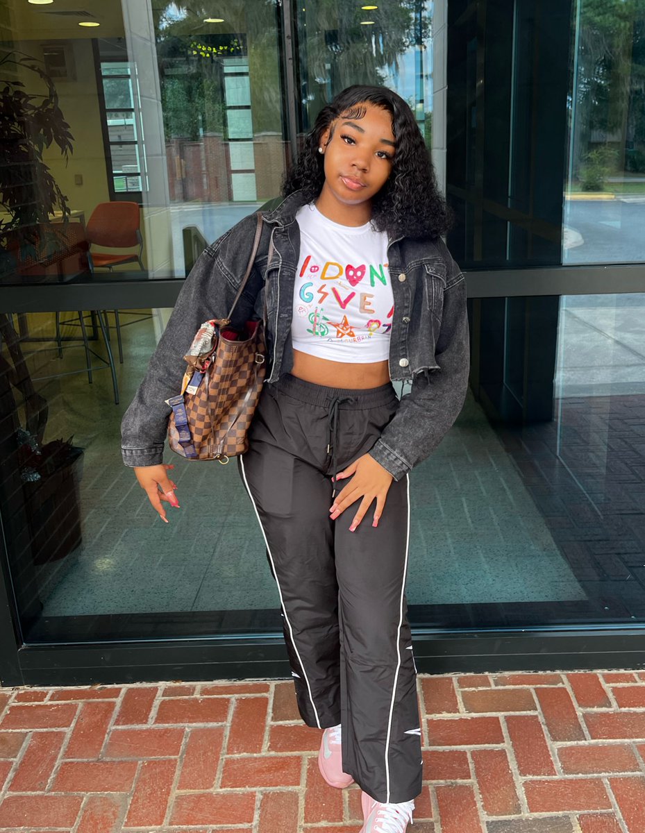 jaaylalovve's tweet photo. lately been minding my business these bitch been minding me 🤦🏽‍♀️🤣 #collegeflow #savannahstate https://t.co/kftSDzCdxe