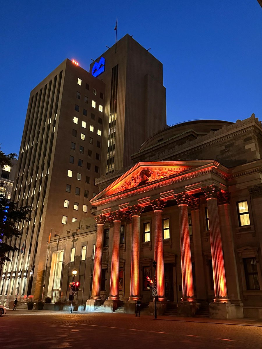 I like Montreal at night. If you are good at French and English, Montreal is a good choice, but it is also very cold in winter, even colder than Toronto🙌🙌