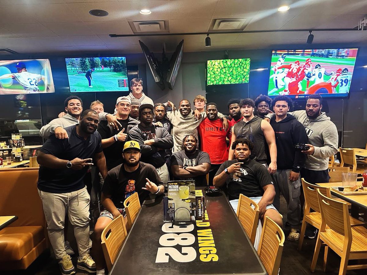 theDariusDavis's tweet image. DLINE DAWG THURSDAY!!!! Awesome group of guys right here. #pushNpull  #DAWGS