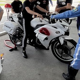 gstag04's tweet photo. 【調査中】
沖縄県にはCBRの白バイが
あるらしい。 #JC50 #CBR125R https://t.co/HsiMy4rKIs