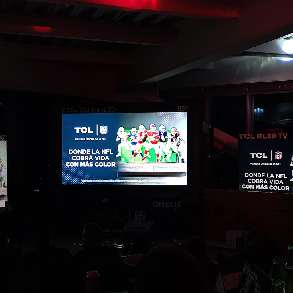 isopixel's tweet photo. Banda! Ahora estoy en evento de @tclmex, lanzaron nueva línea de televisores inteligentes...

La TV QM891G de 115 pulgadas es la protagonista.

#NFLConTCL https://t.co/kfIpg9BBbd