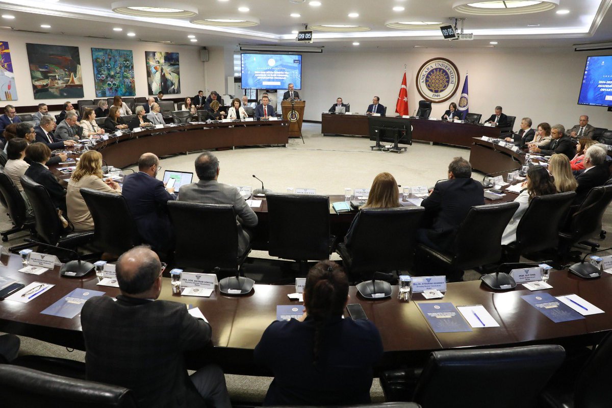 Ankara Üniversitesi [<a href="/AnkaraUni/">Ankara Üniversitesi</a>] akademik ve idari yöneticilerinin, yeni akademik yıl öncesi yükseköğretim mevzuatından kurum içi teşkilat yapısına, personel yönetiminden eğitim yönetimine, bütçe yönetiminden iç denetime, araştırma yönetiminden bilimsel araştırma yönetimine,