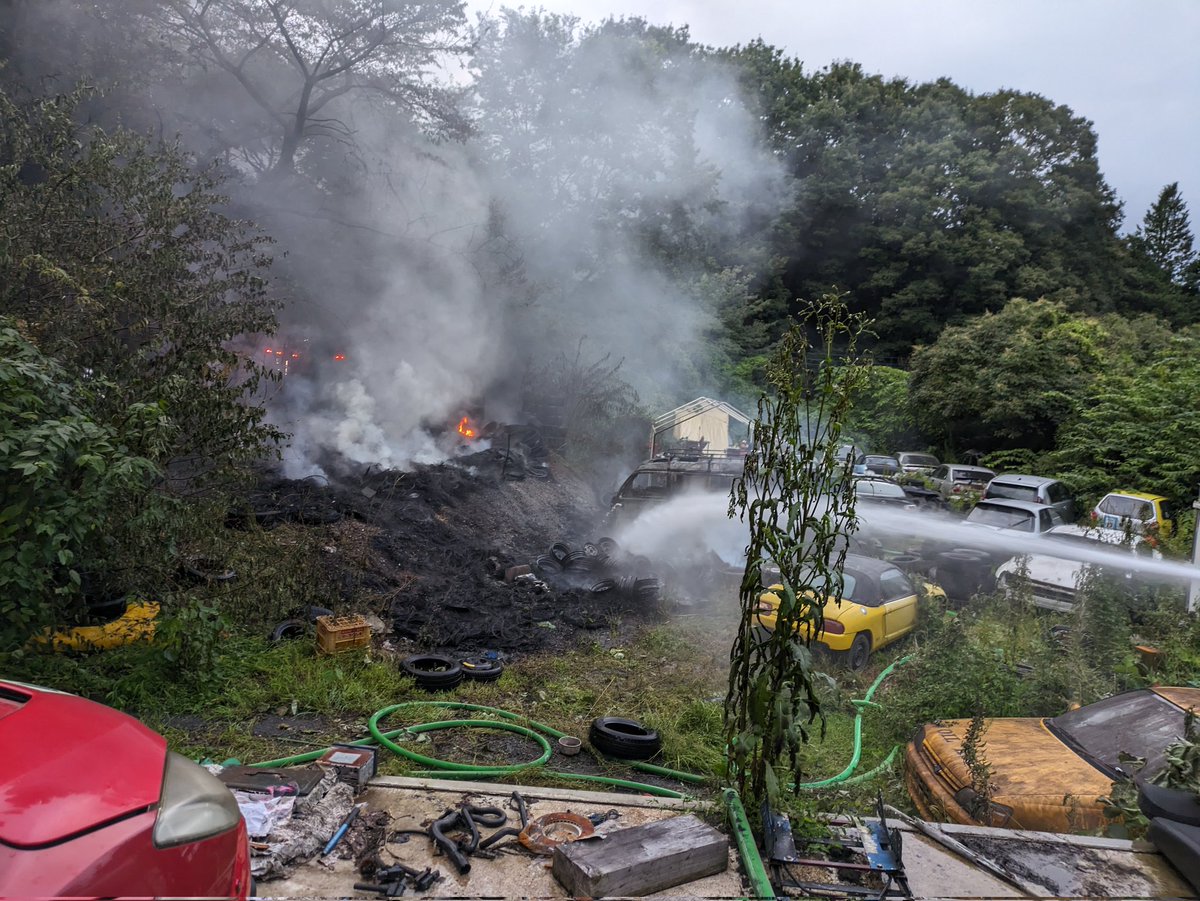 piacerealbum2's tweet image. 寝て起きたら
タイヤ全部燃えてました

近所の人が
スズメバチをやっつけようと火をつけたら
全部燃えたらしい

タイヤ3000本
ぜんぶもえちゃつた。。。。