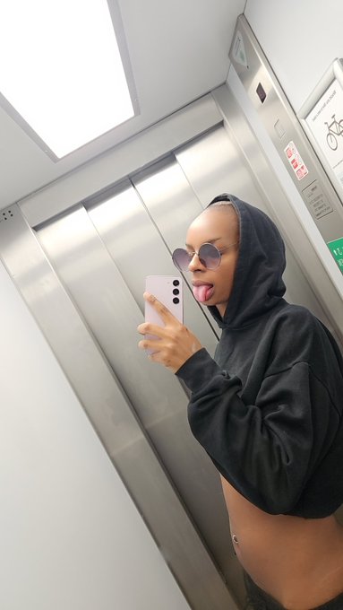 The amount of elevator pics in my camera roll from the past 3 days 🤣  Also shoutout to my assistent,
