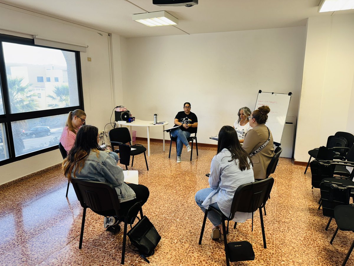 CentroPsicoCPC's tweet photo. Hoy tenemos el placer de conocer a nuestras nuevas alumnas en prácticas.
💚💜Estamos seguros de que será un periodo muy productivo.
#Tenerife #CPC #Psicologia #SaludMental https://t.co/wgVYwpClgS