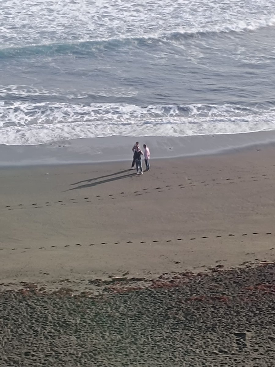 Van desapareciendo las manchas en la playa de Palos y San Borondón, La Restinga la más afectada. Él operativo de limpieza, comienza la retirada de la orilla. 
#DistritoCosta