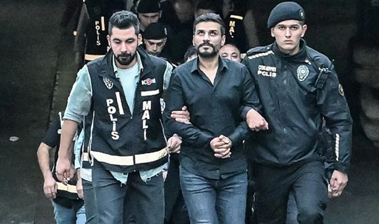 solcugazete's tweet photo. Gazeteci Alican Uludağ:

“Önce Anadolu Başsavcısı, ardından dosya savcısı değiştirildi. Sonra dosyanın altı boşaltıldı. 

Gelinen noktada Polat çiftini apar topar tahliye ettiler. Mesele, yasadışı bahis vurgununa gidiyordu, önü kesildi.” https://t.co/wcgKbxd6q8