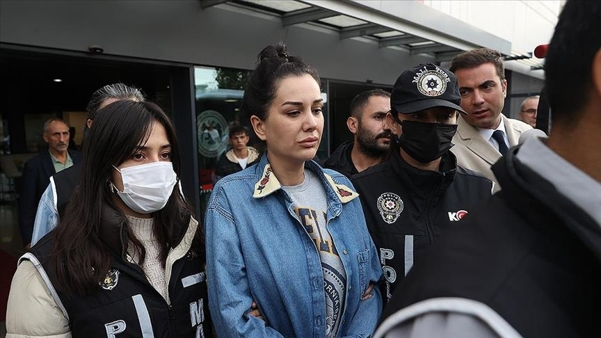 solcugazete's tweet photo. Gazeteci Alican Uludağ:

“Önce Anadolu Başsavcısı, ardından dosya savcısı değiştirildi. Sonra dosyanın altı boşaltıldı. 

Gelinen noktada Polat çiftini apar topar tahliye ettiler. Mesele, yasadışı bahis vurgununa gidiyordu, önü kesildi.” https://t.co/wcgKbxd6q8