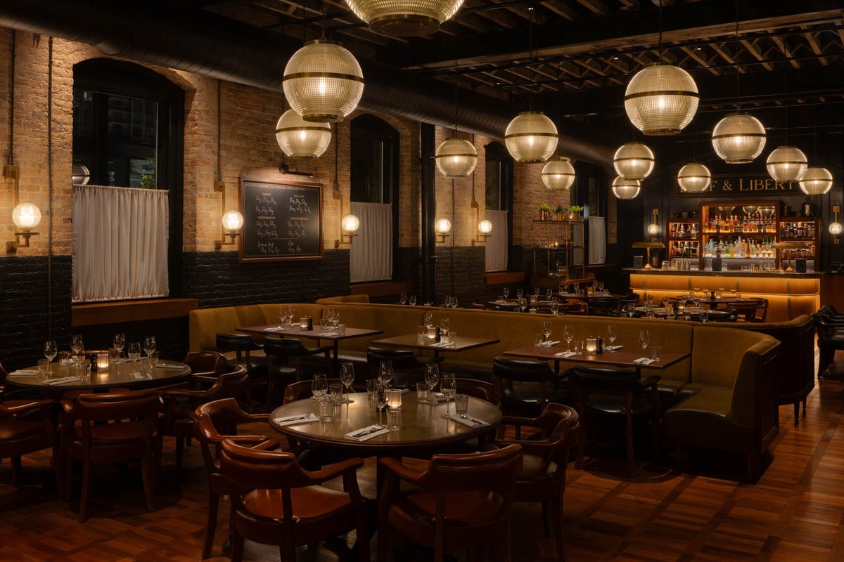 Interior architecture design studio Macaulay Sinclair has unveiled its impressive renovation of a 16,500ft2 space to launch renowned British steakhouse and cocktail bar Hawksmoor’s new Chicago venue.

Find out more: ow.ly/LjGk30sG57Z