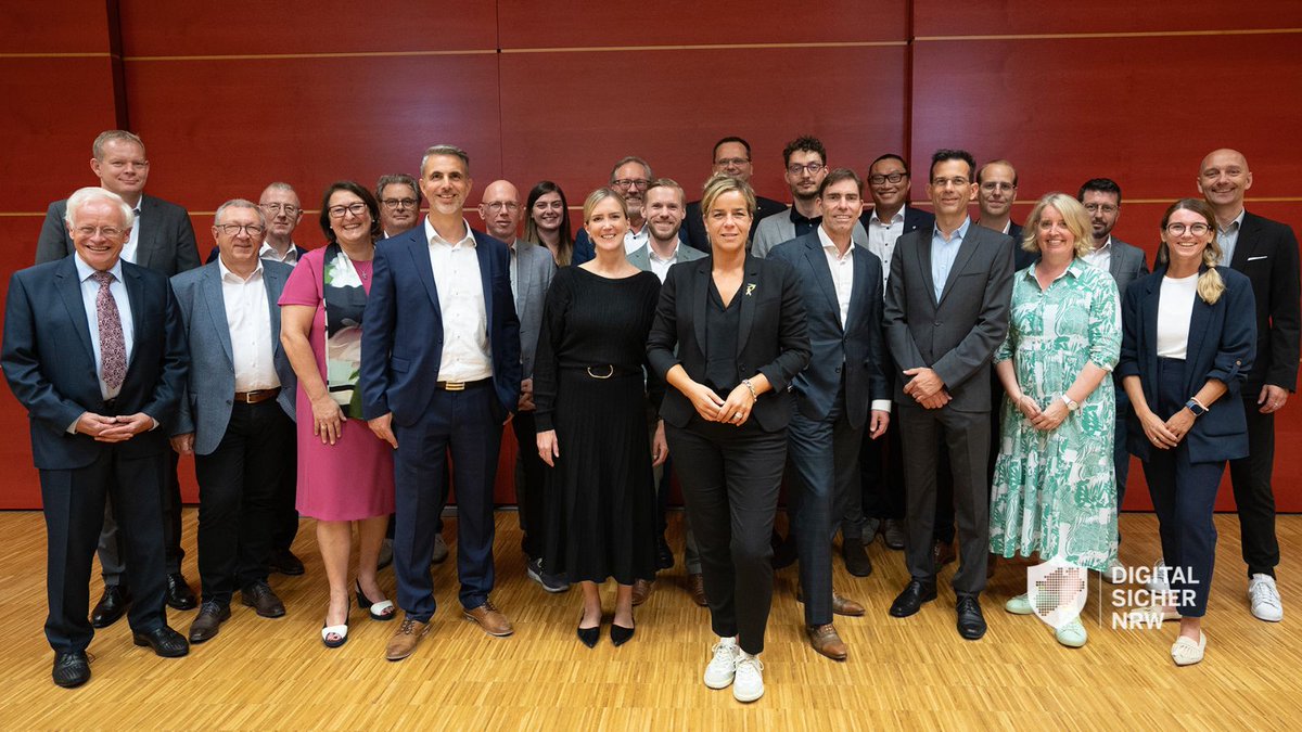 Beim Spitzengespräch versammelten sich führende Vertreterinnen und Vertreter aus Politik, Wirtschaft und Cybersicherheitsinstitutionen, um u.a. über die Weiterentwicklung der Initiative „Wirtschaft.Digital.Sicher NRW“ zu sprechen. 👉🏼 bit.ly/3X6SBBq
#digitalsicher
