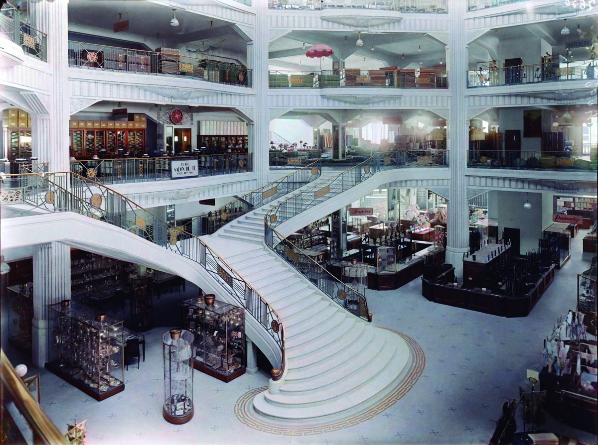 El Primark de Gran Vía, mucho antes de eso, albergó los Almacenes Madrid-París, los primeros grandes almacenes de la capital, inaugurados en 1924 y lucían así de bonitos.
Ésta es una de las fotos que te esperan en el libro 'Madrid Coloreado' de <a href="/MadridColoreado/">Madrid Coloreado</a> 
1/2