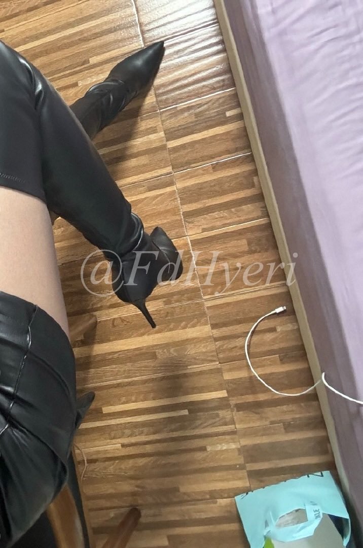 실시간 여왕님 부츠 숙성중🖤
스타킹도 땀에 절어서 끈적..💦 끈적..💦

오늘도 디엠으로 니 빻은 취향,판타지 보내놓기👅
몇명 골라서 직접 1:1로 상담해줄게~🖤
뇌녹으면서 일탈해야지~

이 글 리트윗 2명 골라서 이 부츠 보내줄게 ㅋㅋ🖤
메인트윗이랑 같은 부츠야~
(따로 상납한다구 주는거아님)