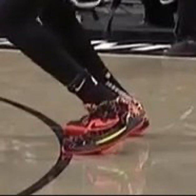 kevin durant toe on line