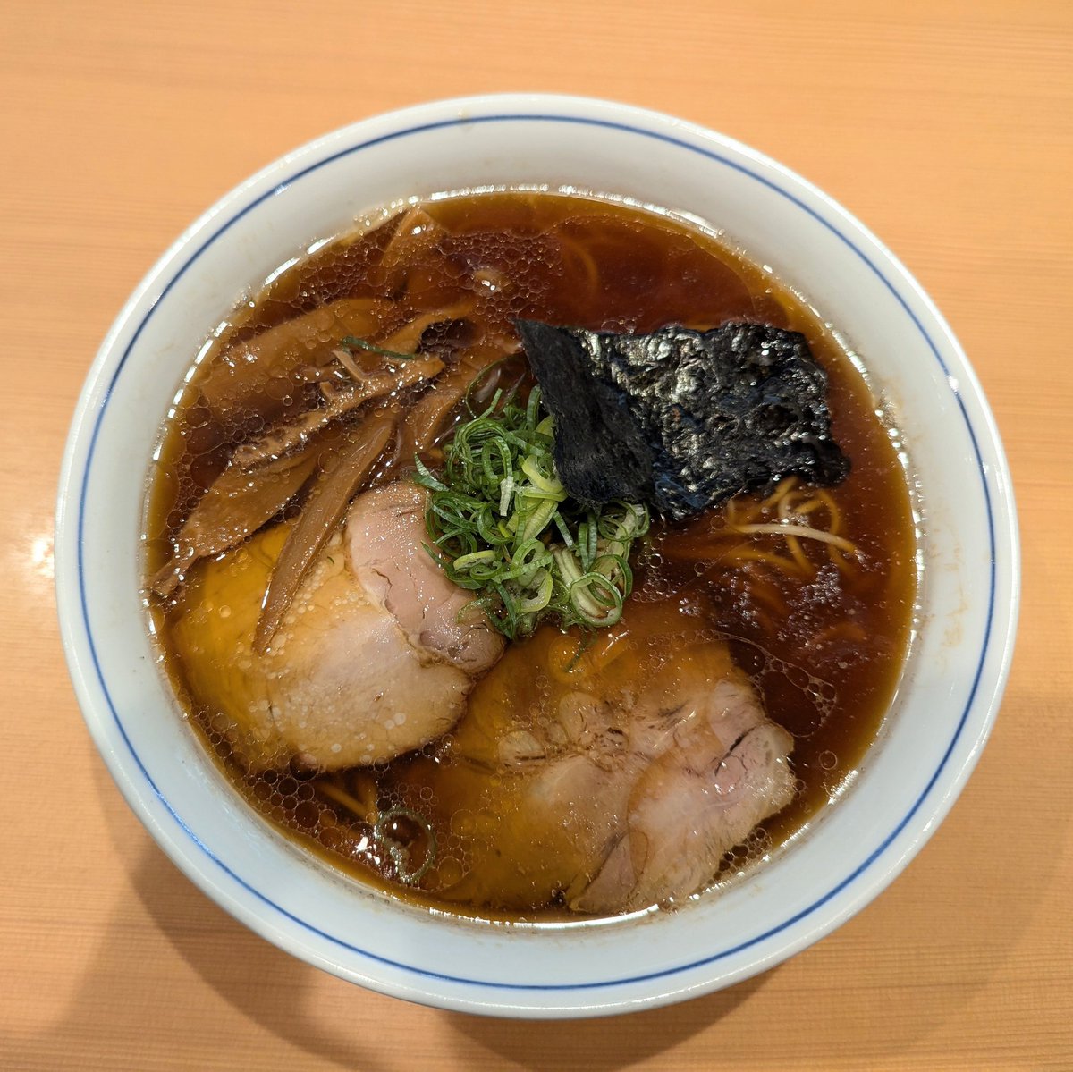 syramen888's tweet photo. らぁ麺 すぎ本@青葉台
醤油らぁ麺

たっぷりスープに泳ぐなめらか麺…
夢中で完食！ https://t.co/uTtTgqKCSI