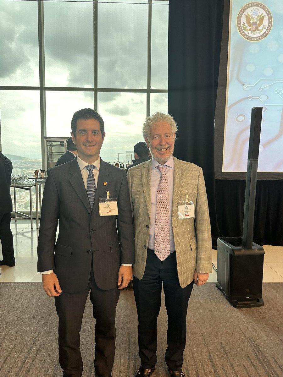 CarlosAHoyosB's tweet photo. @Meta @AmpymePanama Nos vimos luego con Victor Grimblatt de @Synopsys coordinando un taller para entrenar jóvenes e ingenieros en el inminente futuro de los semiconductores en Panamá. Este será un gran aliado. https://t.co/GvYHpcHcoQ