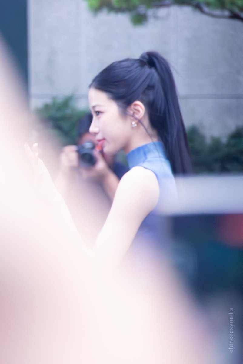 elunoresynallis's tweet image. Two terrible shots, but look at the aura and the beauty she radiates

#LESSERAFIM #Kazuha #르세라핌 #카즈하