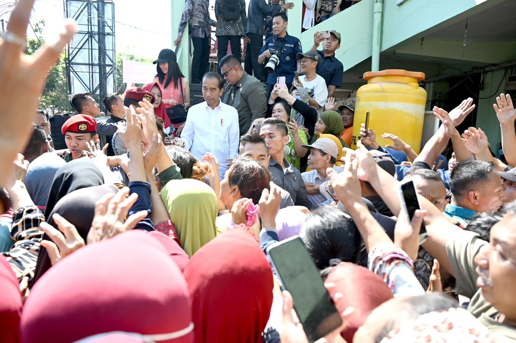 kangdede78's tweet photo. Saat Presiden Jokowi Pakai Megafon di Pasar untuk Pamit ke Masyarakat.

Kunjungan Presiden Joko Widodo ke Pasar Soponyono, Kota Surabaya, Provinsi Jawa Timur pada Jumat, 6 September 2024 membawa cerita unik tersendiri. Dalam kunjungan tersebut, Presiden tidak hanya mengecek harga dan menyapa pedagang, tetapi juga berpamitan langsung kepada warga.

Awalnya, Presiden Jokowi yang ditemani Ibu Iriana berkeliling pasar untuk mengecek harga bahan-bahan pokok. Setelah berkeliling, Presiden Jokowi tiba-tiba naik ke sebuah tangga yang berada di area luar pasar dan meminta megafon kepada ajudannya.

"Bapak, Ibu sekalian, assalamualaikum warahmatullahi wabarakatuh," ujar Presiden Jokowi memakai pelantang suara, dijawab warga yang mengerumuninya.

"Saya datang ke Pasar Soponyono Surabaya ini dalam rangka untuk ngecek barang-barang, sembako. Dan saya lihat tadi harga bawang merah diangka 25 ribu. Kemudian telur juga 24 ribu, 25 ribu. Tadi mungkin yang agak mahal bawang putih 45 ribu. Tapi secara umum saya kira harganya masih stabil dan kondisinya masih baik," lanjutnya.

Setelah itu, Presiden berpamitan kepada warga yang hadir. Masa jabatan sebagai Presiden Republik Indonesia yang diembannya akan berakhir pada 20 Oktober 2024 nanti.

"Terakhir, karena nanti bulan depan tanggal 20 Oktober saya purnatugas, saya mohon pamit. Saya ingin mohon pamit dan mohon maaf, _pangapunten_ kalau ada hal-hal yang kurang berkenan di hati Bapak, Ibu semuanya. Saya rasa itu, terima kasih," tutupnya.

Seperti diketahui, Presiden Joko Widodo mulai menjabat sejak 20 Oktober 2014. Saat Pilpres tersebut Presiden Joko Widodo terpilih bersama pasangannya, Wakil Presiden Jusuf Kalla.

Dalam Pilpres 2019, Presiden Joko Widodo kembali terpilih untuk masa jabatannya yang kedua. Kali ini, Presiden Joko Widodo didampingi oleh Wakil Presiden K.H. Ma’ruf Amin dan dilantik pada 20 Oktober 2019 untuk masa jabatan hingga 20 Oktober 2024 mendatang.

Surabaya, 6 September 2024