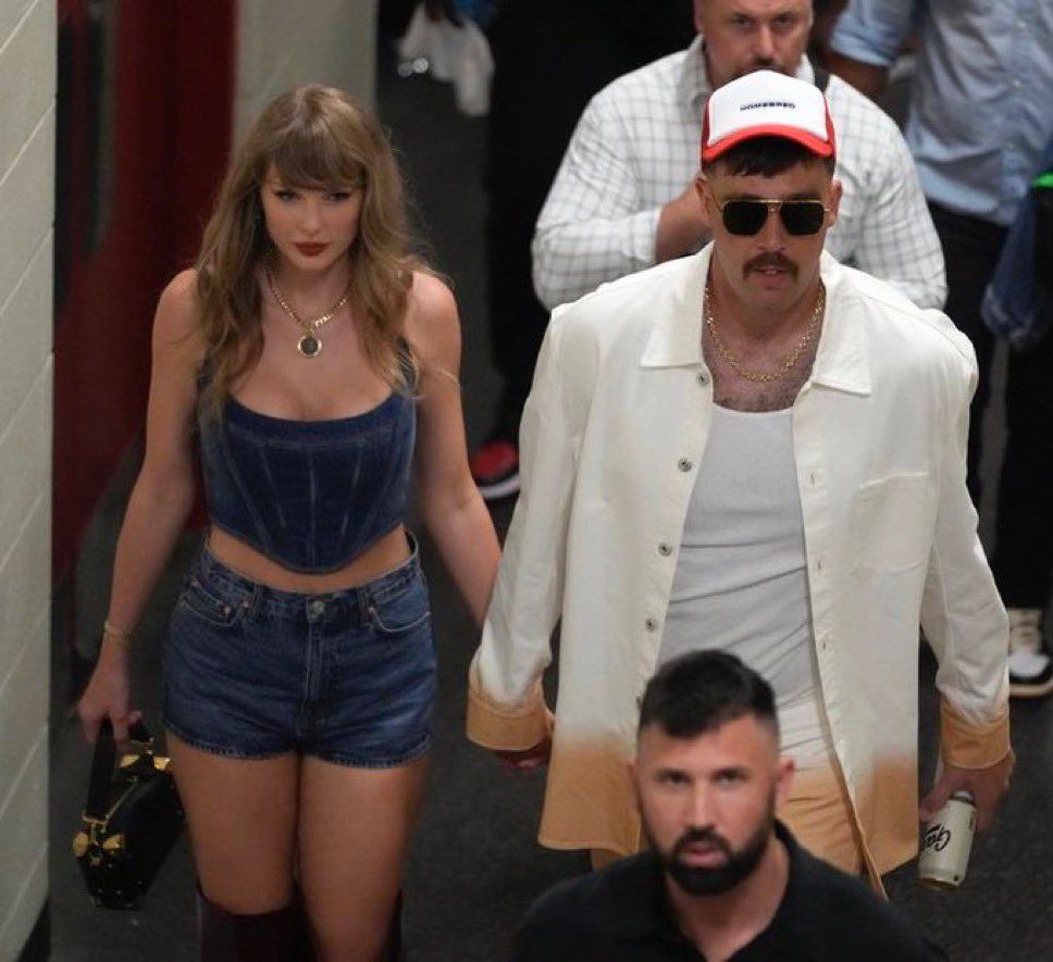 TheSwiftSociety's tweet photo. 📸l Taylor Swift leaving the game with Travis Kelce https://t.co/E24Y3DYkb8