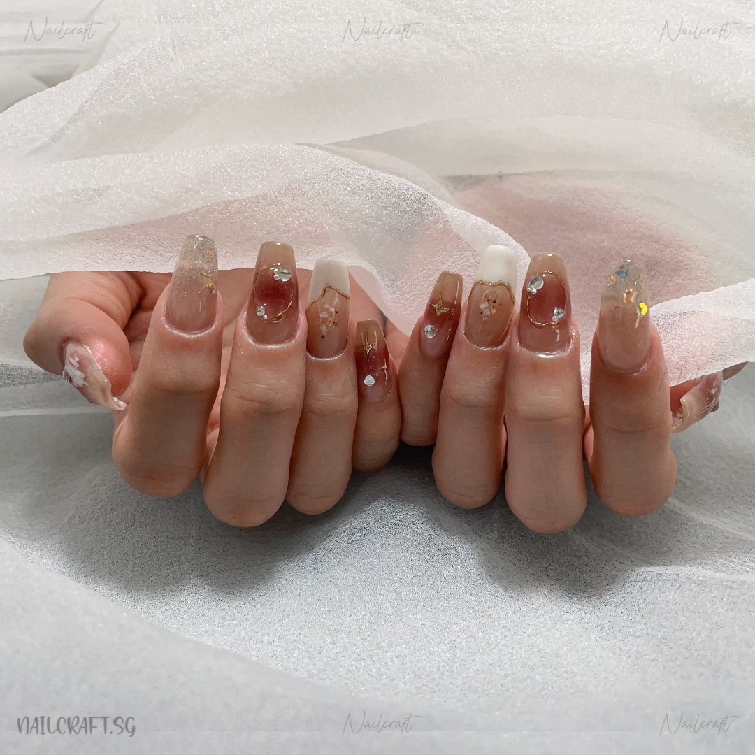 nailcraftsg's tweet image. Earthy elegance meets sparkling glam! Loving these neutral tones with a touch of #floral and glitter—perfect for adding a little sparkle to your day. 💅✨ 

#NailArt #NeutralNails #GlitterVibes #FloralNails #ManicureMagic  #nailstagram #pedicure #singaporenails #Manicure