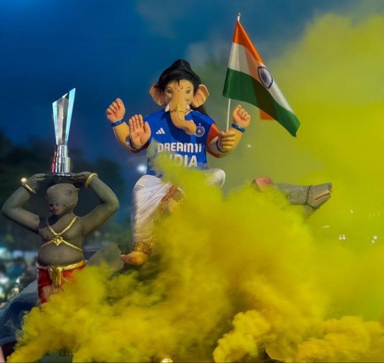 mufaddal_vohra's tweet photo. Ganpati Bappa in team India jersey with Indian flag and T20 World Cup trophy in Bhayandar, Mumbai. 😄❤️ https://t.co/pfLAZRa1zw