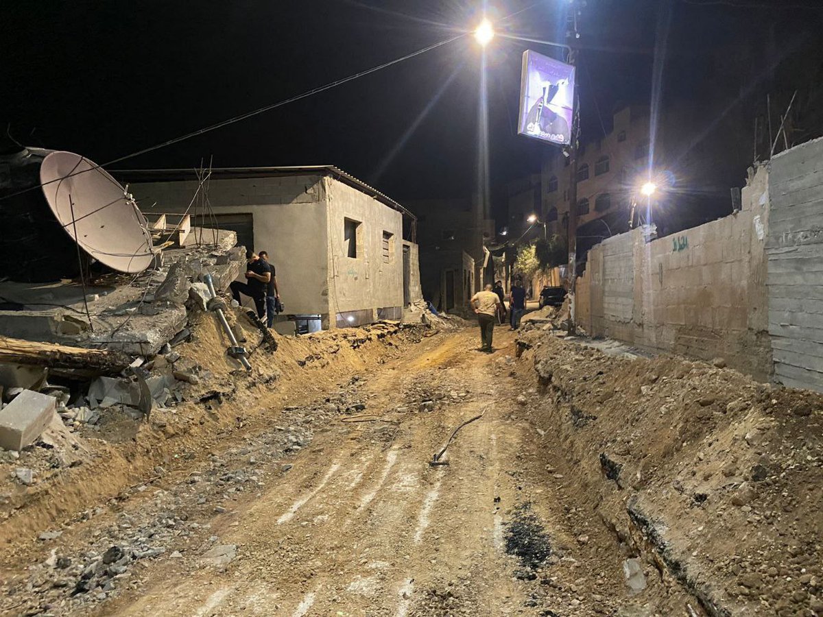 آثار الدمار الذي خلفه الاحتلال في مدينة #جنين خلال عدوان استمر  10 أيام على المدينة ومخيمها.

#مخيم_جنين 
#يوم_الجمعة