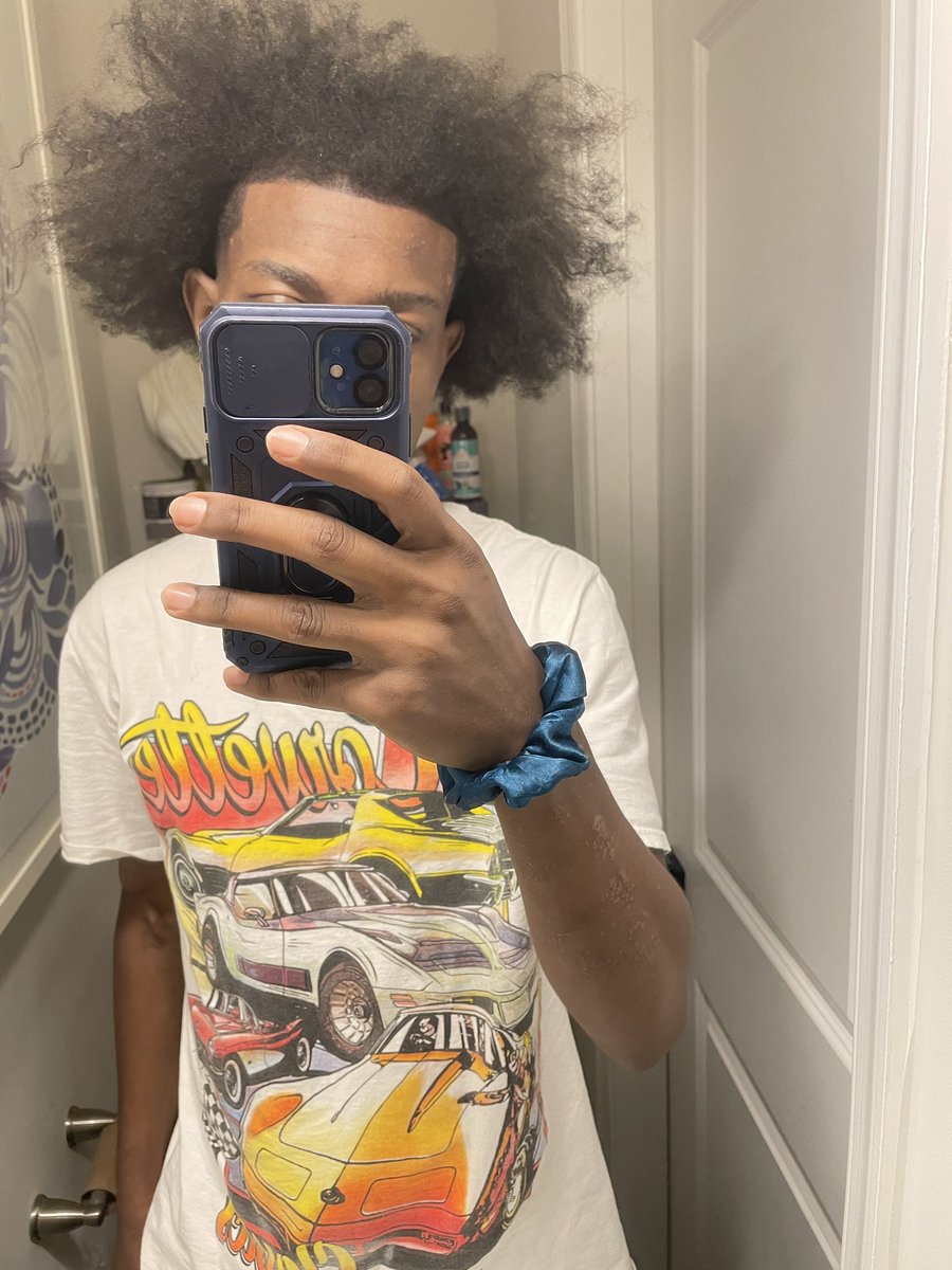 giovanni_ihman's tweet photo. New style kinda fire 🔥 ngl 💯 #locstyle #locs #newcut https://t.co/a3MtXhavky