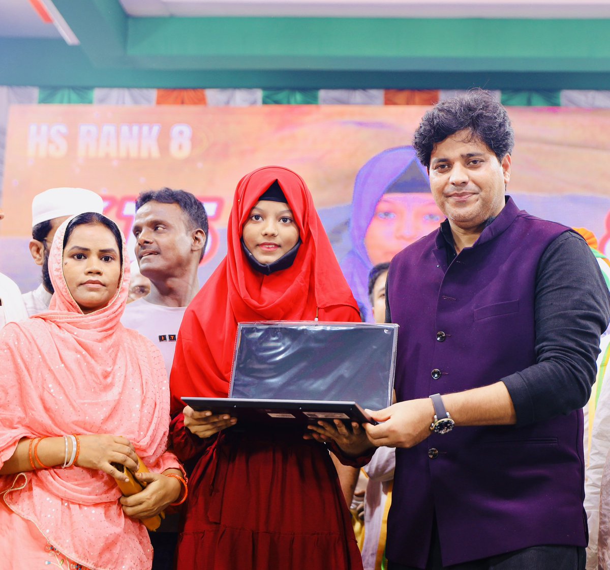 ShayarImran's tweet photo. हावड़ा पश्चिम बंगाल में कल एक तालीमी बेदारी कार्यक्रम में हिस्सा लिया जहॉं अलग अलग बोर्ड में टॉप करने वाले बच्चों को सम्मानित करने का मौक़ा मिला, शिक्षा के प्रति बच्चों की जागरूकता देख कर ख़ुशी होती है। 
मास्टर निसार एजुकेशनल ट्रस्ट को इस शानदार कार्यक्रम की बधाई। https://t.co/TU1CQAdm1S