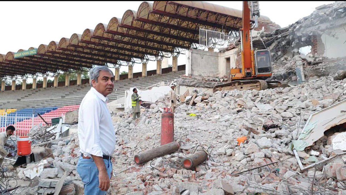 JavedKalrooPti's tweet photo. محسن نقوی اور ترقیاتی فنڈز:

موصوف کو تین ماہ میں الیکشن کروانے کے لیے لگایا گیا تو الیکشن کی تیاری کی بجائے دن رات ترقیاتی منصوبوں کے دورے شروع کر دئیے اور دھڑا دھڑ غیر ضروری فنڈز ریلیز کیے- لاہور ہائی کورٹ نے پابندی لگائے پھر بھی کوئی پرواہ نہیں کی-

@naziarubbani @LALMALHI https://t.co/bnUuo2RK3c