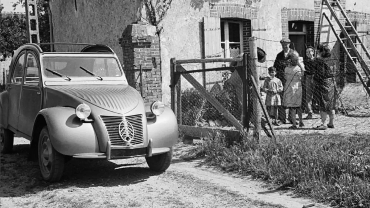 La historia del icónico Citroën 2 CV: un coche hecho para ir por el campo con una cesta de huevos y no romper ninguno dlvr.it/TCtmlL