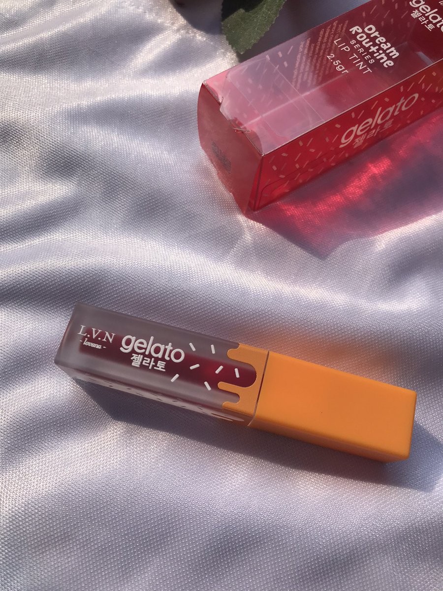 pikacutiie's tweet photo. Lagi cobain liptint nya LOVANA dan ternyata bagus juga😩🌸

Aku coba shade blooming heart ini, warna nya cakeup merah terang❤️

#lovanastory #lovanaid #liptint3in1 #liptintkorea @LovanaStory https://t.co/BQVJvzW1Ml