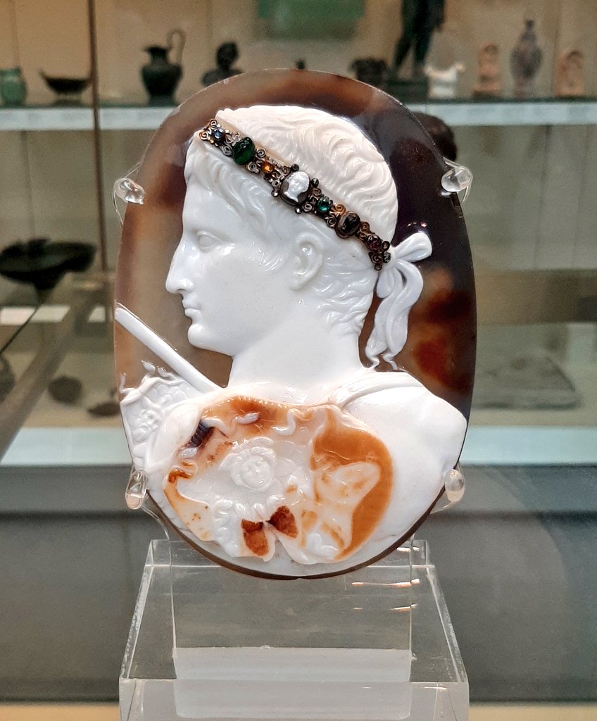 Camafeo romano (relieve en gema) con la imagen de AUGUSTO portando el aegis de Minerva. 14-20 de nuestra era
Tesoros del Museo Británico.