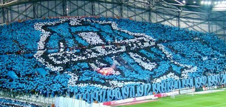 🚨 Qui peut s’asseoir à notre table pour les tifos sérieux❔
Le Vélodrome de Marseille et ses supporters de fou sont inégalables❕🌋🔵⚪️

#TeamOM #Marseille #OM #teamOM