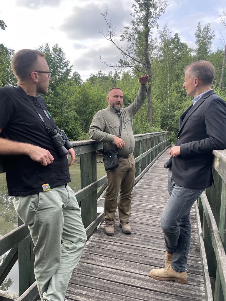 JaceWis's tweet photo. @DorozalaMikolaj poznałem  jako człowieka dialogu. Wspolne rozmowy aktywistów i leśników przywoływał jako najlepsze chwile w @MKiS_GOV_PL. Obecna awantura z myśliwymi to gra polityczna na roszadę w ministerstwie, które nareszcie reprezentuje Polska przyrodę. #JestemzMikołajem https://t.co/gNNppPicVa