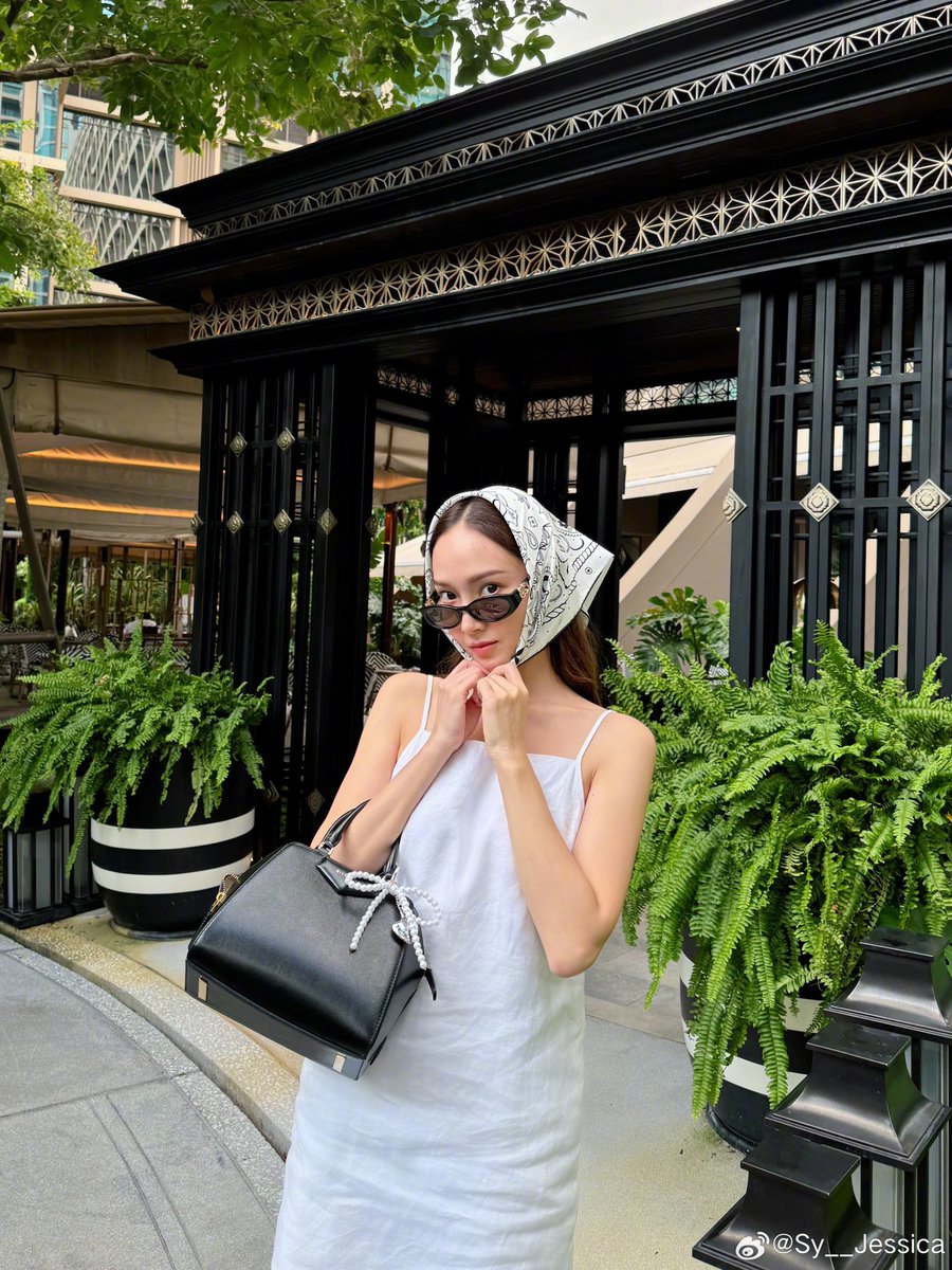 [Jessica Jung Weibo] 240906 (1)

Sy__Jessica: Ramen run, 但要时尚 😎🍜🛒🍃
购物清单：可爱的衣服、好心情和我最喜欢的拉面 ✨ 
Trans: Ramen run, but make it fashion
Shopping list: cute clothes, a good mood and my favorite ramen

#JessicaJung #제시카