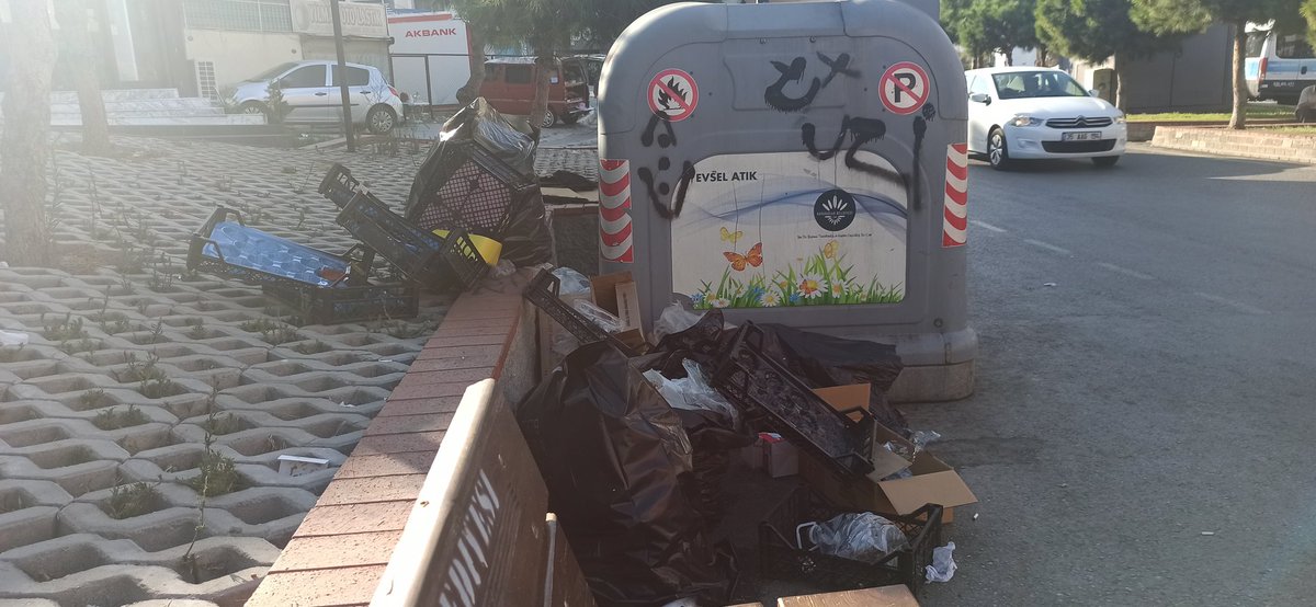 HİM operatörünüze defalarca kayıt oluşturmama rağmen son durum bu. Kokudan, sinekten durakta otobüs bekleyemiyoruz. Bozyaka Yıkık Cami 2 durağı 9197/3 sokak ile Öğretmen Rasime ŞEYHOĞLU Sokak kesişimi.