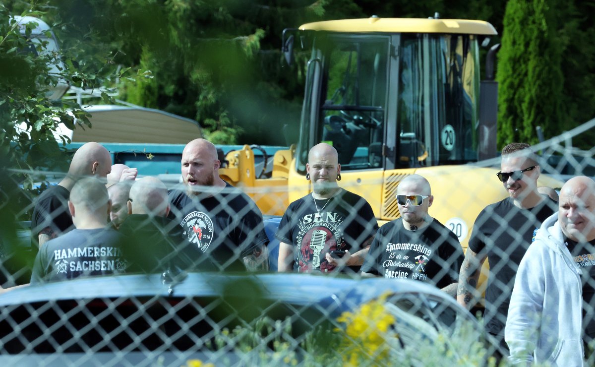 Aufgeflogen: Trotz Verbot - deutsche Hammerskins weiterhin aktiv. 

Am 10. August konnte eine interne Feier von Hammerskins in Schweden dokumentiert werden, an der auch deutsche Neonazis in Kleidung der verbotenen Organisation teilnahmen.

Artikel: exif-recherche.org/?p=12508