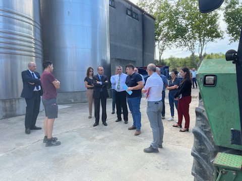Hier après-midi, M. le Préfet de Région s’est rendu dans l’#Aude pour rencontrer les acteurs de la filière viticole. Les discussions ont porté sur les défis liés au #changementclimatique et les besoins de la #viticulture audoise face à cette situation inédite.#Corbières