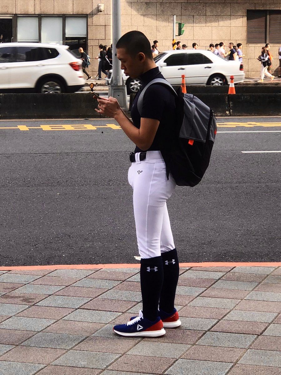 野球ユニもエロいっすよね？
スーツとはまた違ったエロさがある！！笑