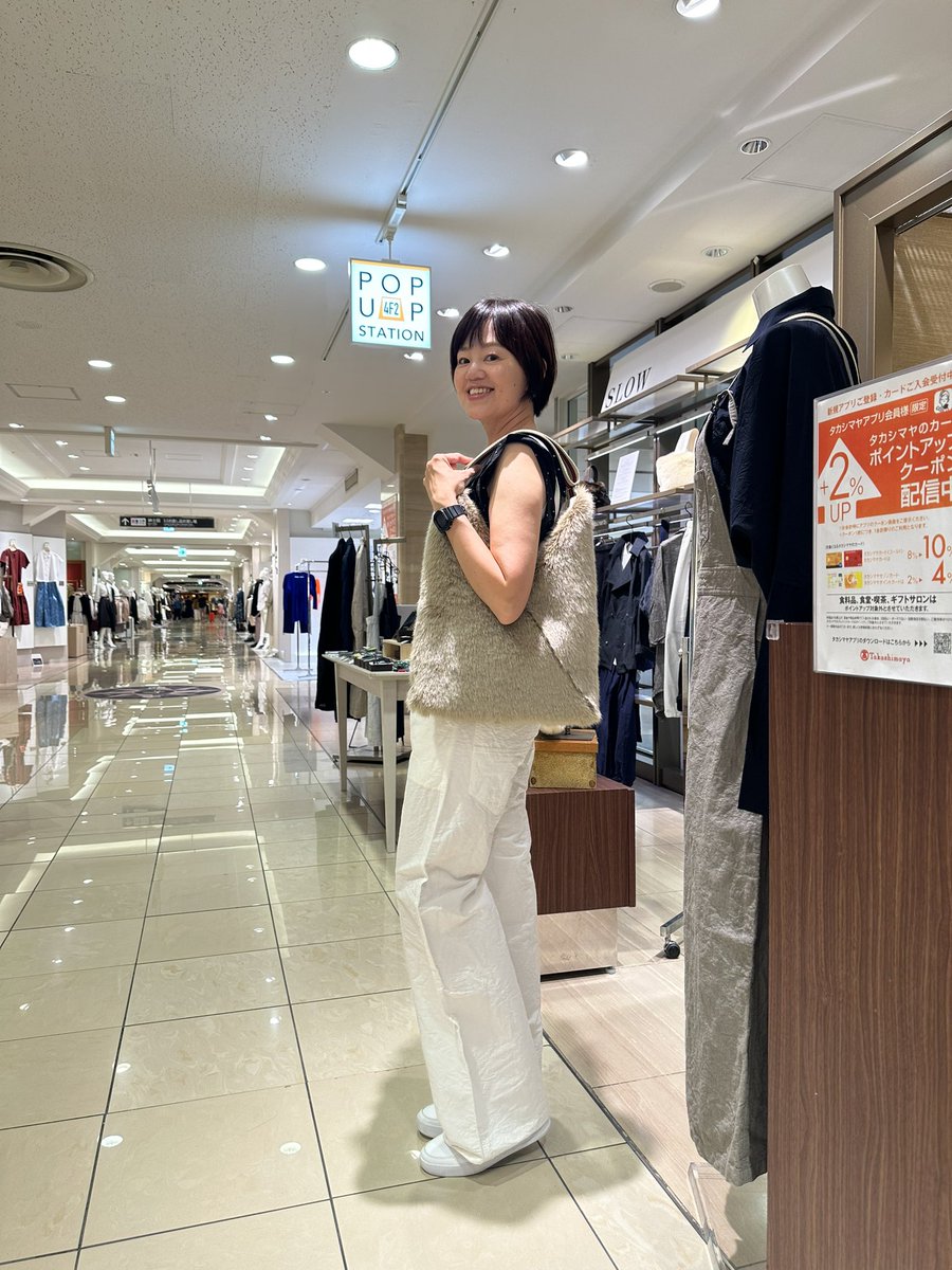 linenu_works's tweet photo. ラジオDJの@ChibiSanta さんが大阪髙島屋に遊びに来て下さり、サロペットを着て下さいました♪
お顔が小さく全体のバランスがいいので、何を着てもお似合いに😆

ただ今
大阪髙島屋4階
POPUP STATION 1,2
エスカレーター横にて出展中。企画展SLOW開催中
#知名度を上げたいので拡散してください https://t.co/TlXTTnQocs