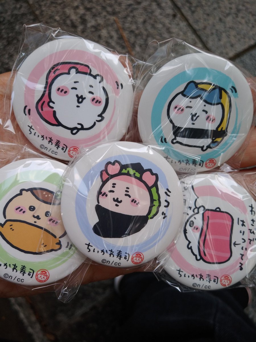 むちゃうま！！ちいかわ寿司カニカマもカニちゃん缶バッジもどっちも欲しかったやつ嬉し