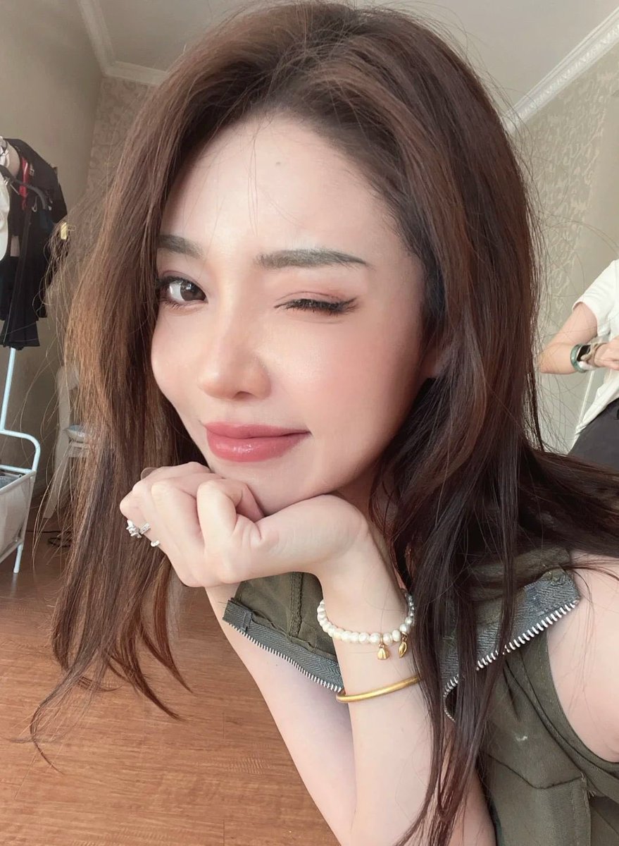 跟我就保持距离，跟他就零距离是吧？