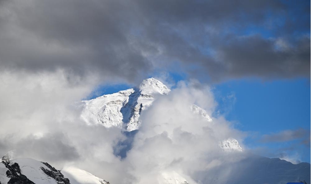Guangming_Daily's tweet image. #Scenery of Mount Qomolangma in Xizang🏔️
This photo taken on Sept. 4, 2024 from the #Mount #Qomolangma base #camp in Tingri County of Xigaze #City in #China&apos;s Xizang Autonomous Region shows a #view of Mount Qomolangma.