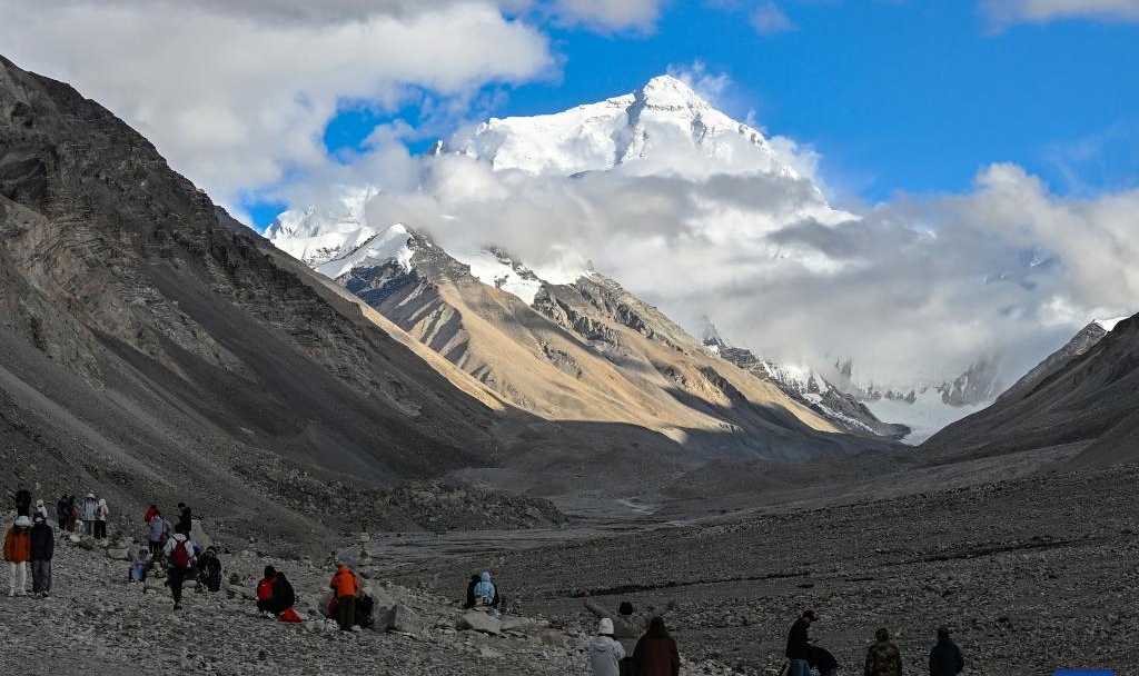 Guangming_Daily's tweet image. #Scenery of Mount Qomolangma in Xizang🏔️
This photo taken on Sept. 4, 2024 from the #Mount #Qomolangma base #camp in Tingri County of Xigaze #City in #China&apos;s Xizang Autonomous Region shows a #view of Mount Qomolangma.