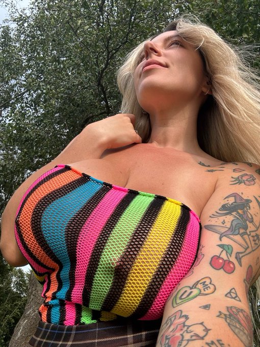 1 pic. Early bird breakfast in the forest ☕️ happy Friday babes! https://t.co/m0oLy31AjJ