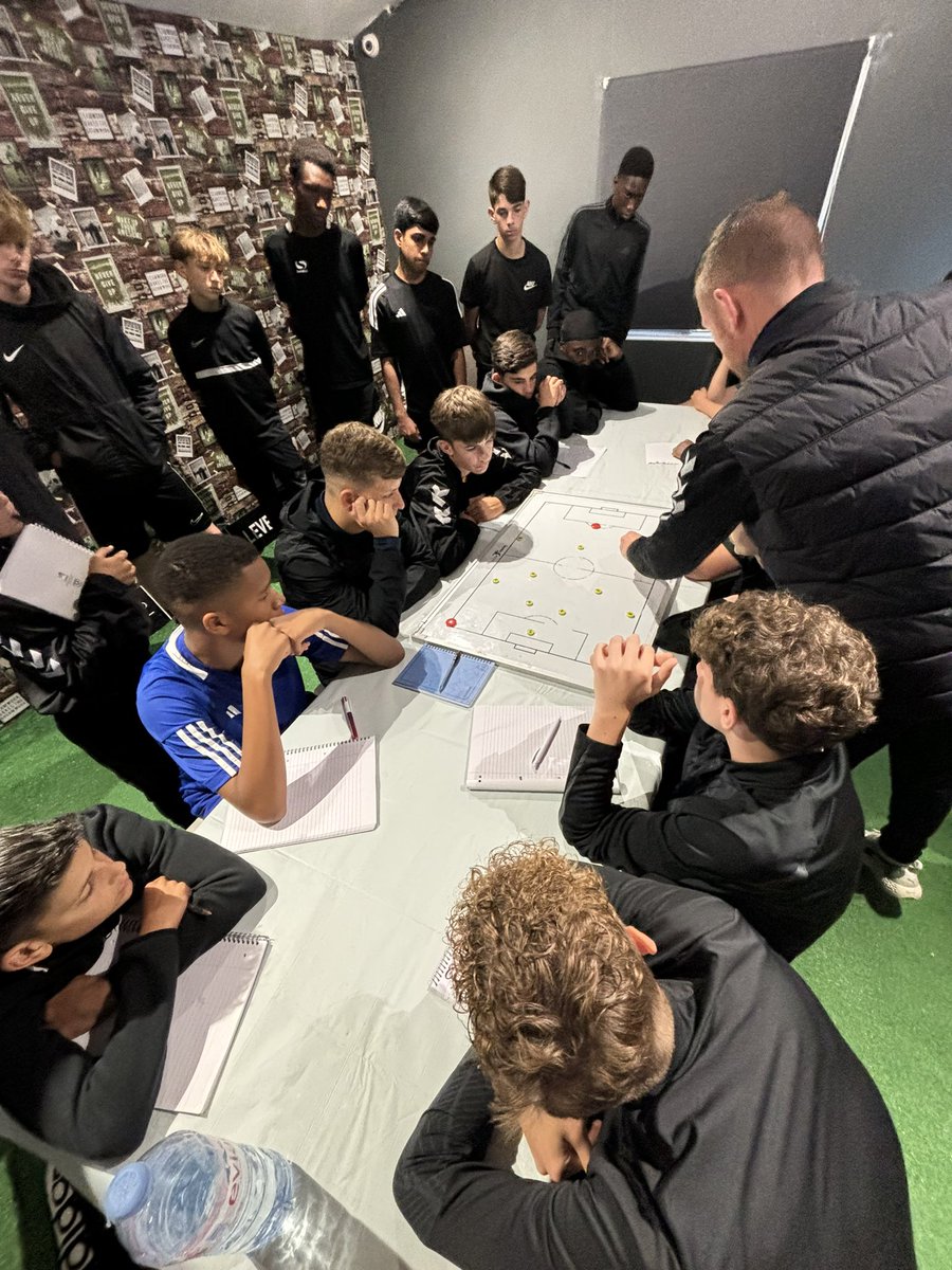 Concordu15EJA's tweet image. Kit collection tks to Completely Hydraulic😁+ superb analysis session⚽️✍️to add finishing touches to pre-season @levelupsocceruk. Best of luck to all our friends across the leagues about to kick off their season. Enjoy it ⭐️&amp;amp;remember.. they’re still kids!😁! #allaboutdevelopment