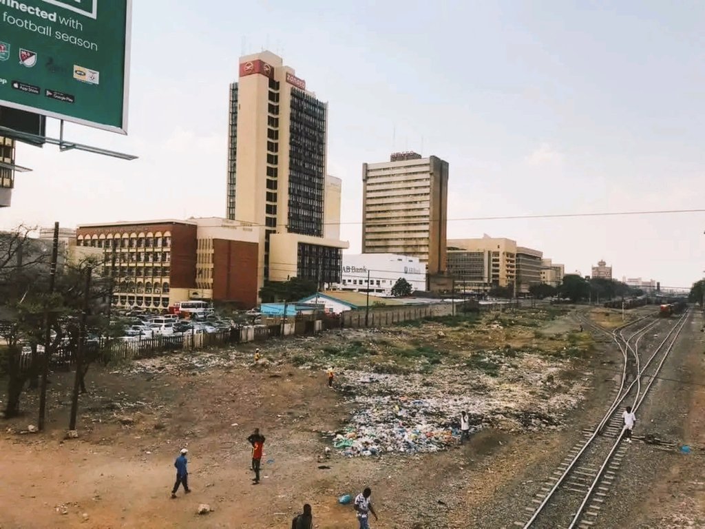 Futurecelebrit7's tweet image. On a serious note this place has to be taken care of.

It smells really bad and to think there are people doing business on the flyover bridge all day everyday is crazy.

Ba local government you are always in town kupepeka street vendors, why won't you address this as well?