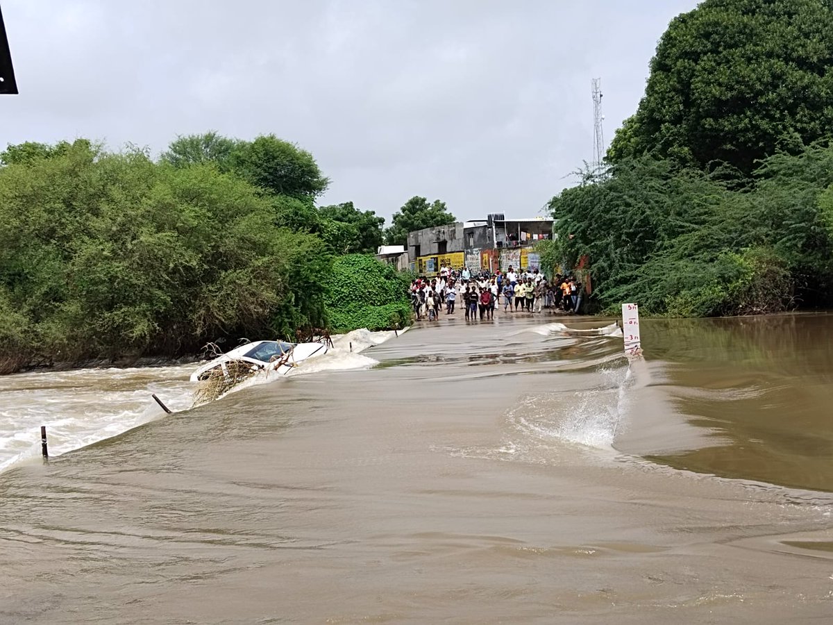 CollectorMeh's tweet photo. કનોડા અને મોટા ગામ વચ્ચે આવેલ રૂપેણ નદીમાં આજરોજ વહેલી સવારે હ્યુન્ડાઇ કાર નદીના વહેણમાં નદી ક્રોસ કરતી વખતે તણાઈ જઈ કોઝવેના ખૂણા પર લટકી રહેલ હતી. હાઇડ્રા ક્રેન અને ફાયર બ્રિગેડ ટીમના સહયોગથી કારમાં સવાર બે વ્યક્તિઓને રેસ્ક્યુ કરી બહાર કાઢવામાં આવેલ છે.
@CMOGuj @SEOC_Gujarat https://t.co/zCwauIM3ls