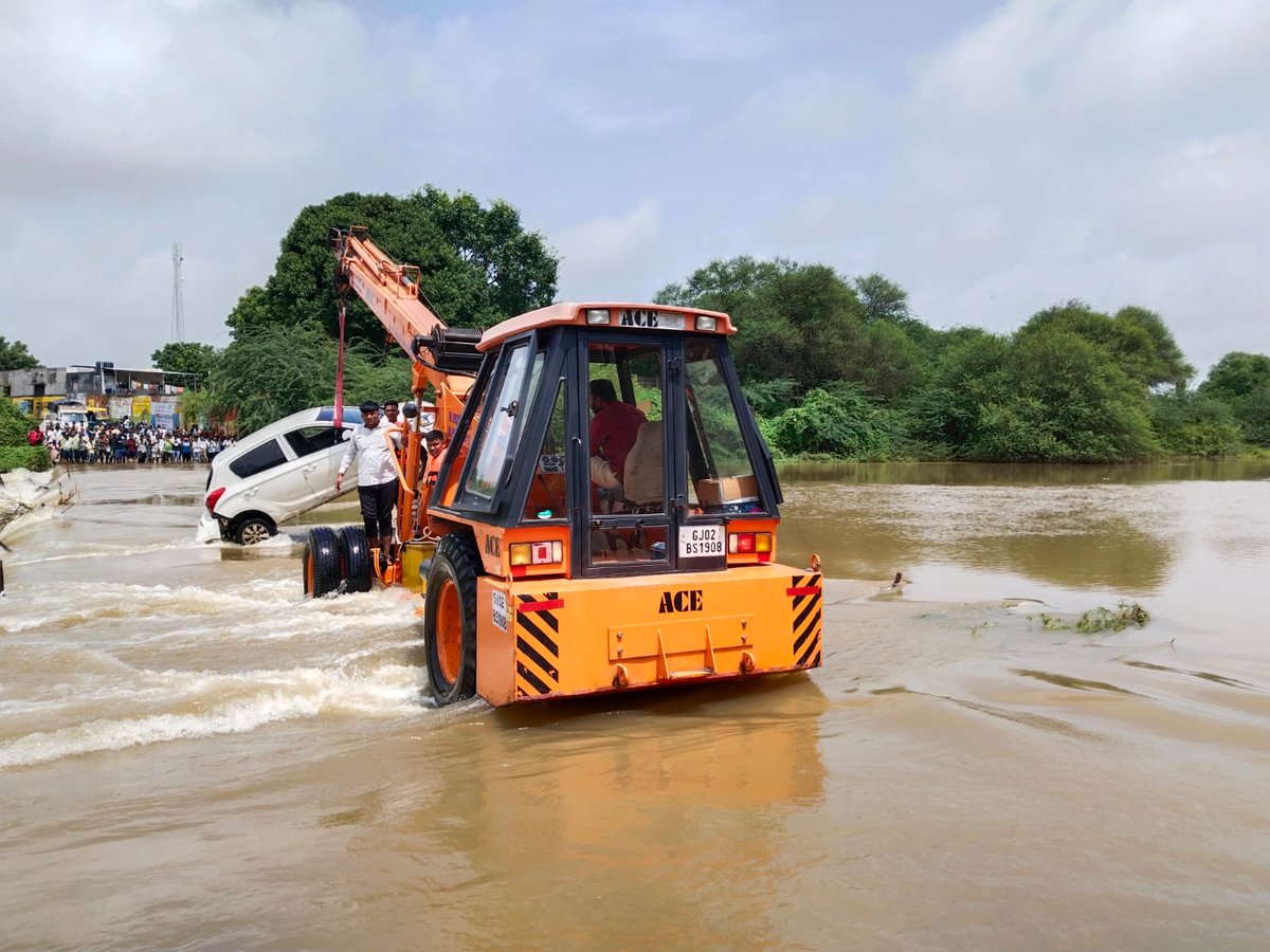 CollectorMeh's tweet photo. કનોડા અને મોટા ગામ વચ્ચે આવેલ રૂપેણ નદીમાં આજરોજ વહેલી સવારે હ્યુન્ડાઇ કાર નદીના વહેણમાં નદી ક્રોસ કરતી વખતે તણાઈ જઈ કોઝવેના ખૂણા પર લટકી રહેલ હતી. હાઇડ્રા ક્રેન અને ફાયર બ્રિગેડ ટીમના સહયોગથી કારમાં સવાર બે વ્યક્તિઓને રેસ્ક્યુ કરી બહાર કાઢવામાં આવેલ છે.
@CMOGuj @SEOC_Gujarat https://t.co/zCwauIM3ls
