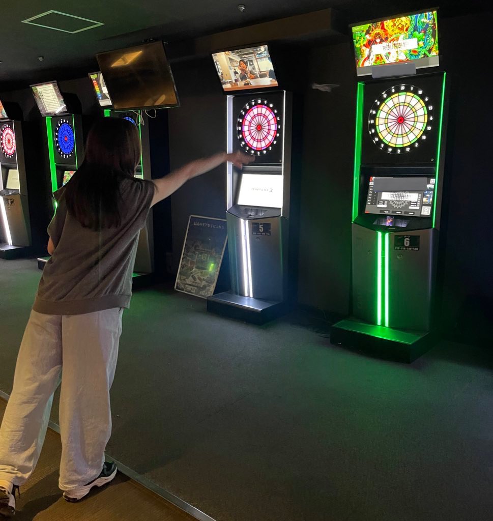 今日のダーツ🎯めっちゃ上手だった！わーい！また写真撮ってもらったけど、なんか立ち方違う気がする…？🤨